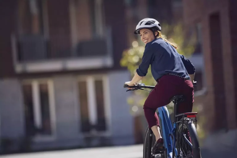 BIJNA DE HELFT VAN ALLE POTENTIËLE E-BIKERS ZEGT DAT ZIJ EEN E-BIKE ZOUDEN GEBRUIKEN ALS ALTERNATIEF VOOR DE AUTO